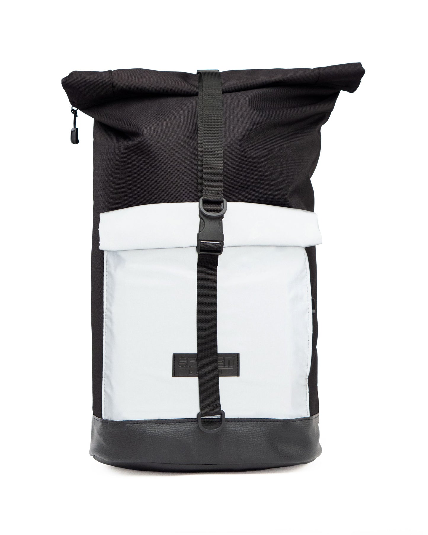 Bob Black Glow Rucksack von Spleen Berlin – schwarze wasserdichte Fahrradtasche mit reflektierenden Elementen, eingrollt, für urbane Fahrradfahrer.