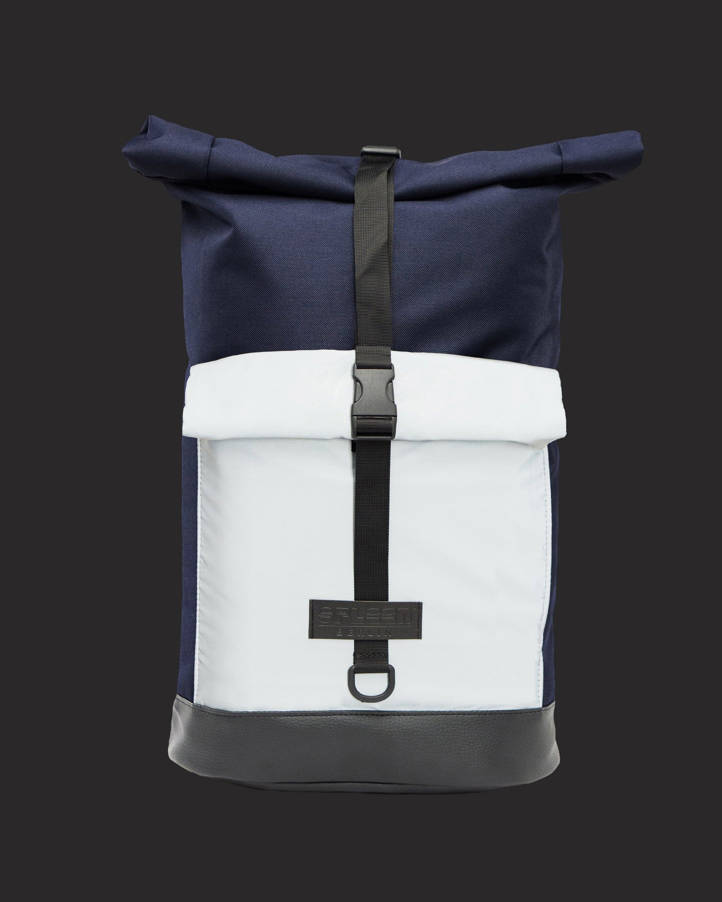 Reflektierender Rucksack Bob Blue Glow bei Nacht – mehr Sichtbarkeit für Radfahrer im Straßenverkehr.