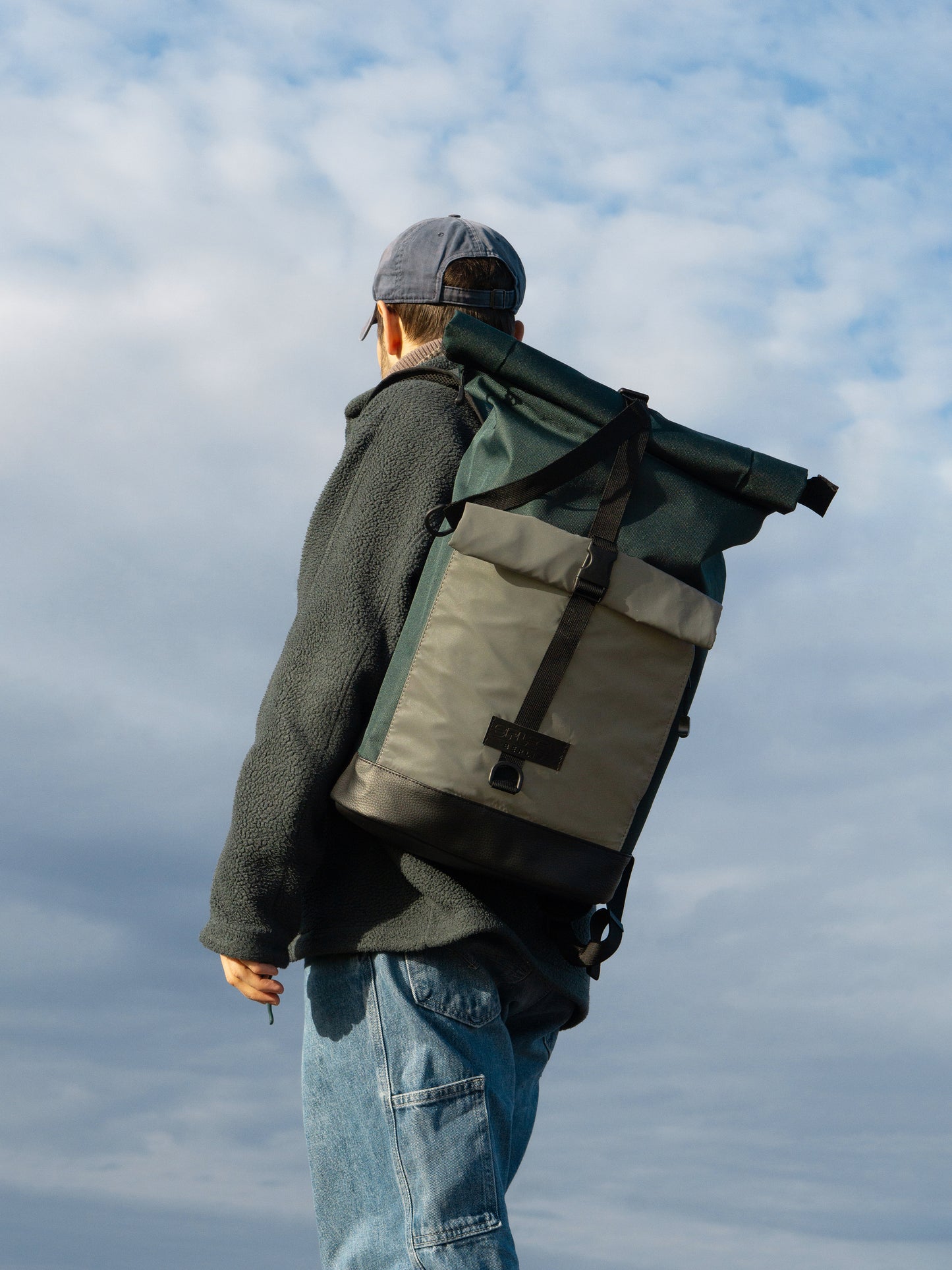 Person trägt Bob Green Glow Rucksack – reflektierender Fahrradrucksack für den urbanen Alltag