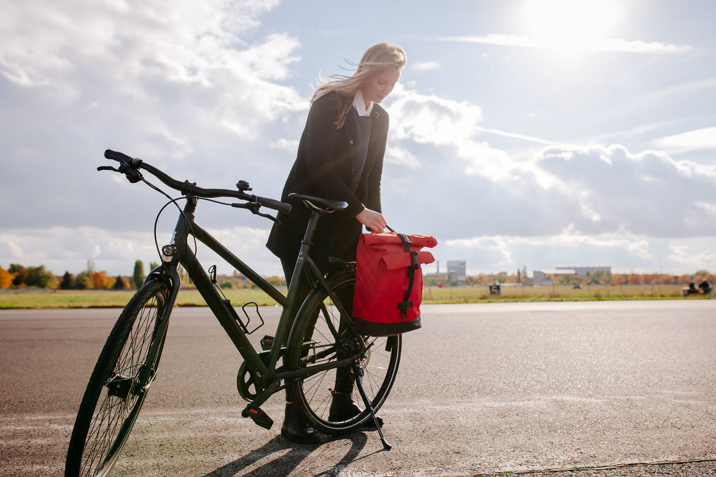 Bob Tulpenrot als Fahrradtasche am Gepäckträger – sicher befestigt mit Halterung für 8–16 mm Schienen von Spleen Berlin