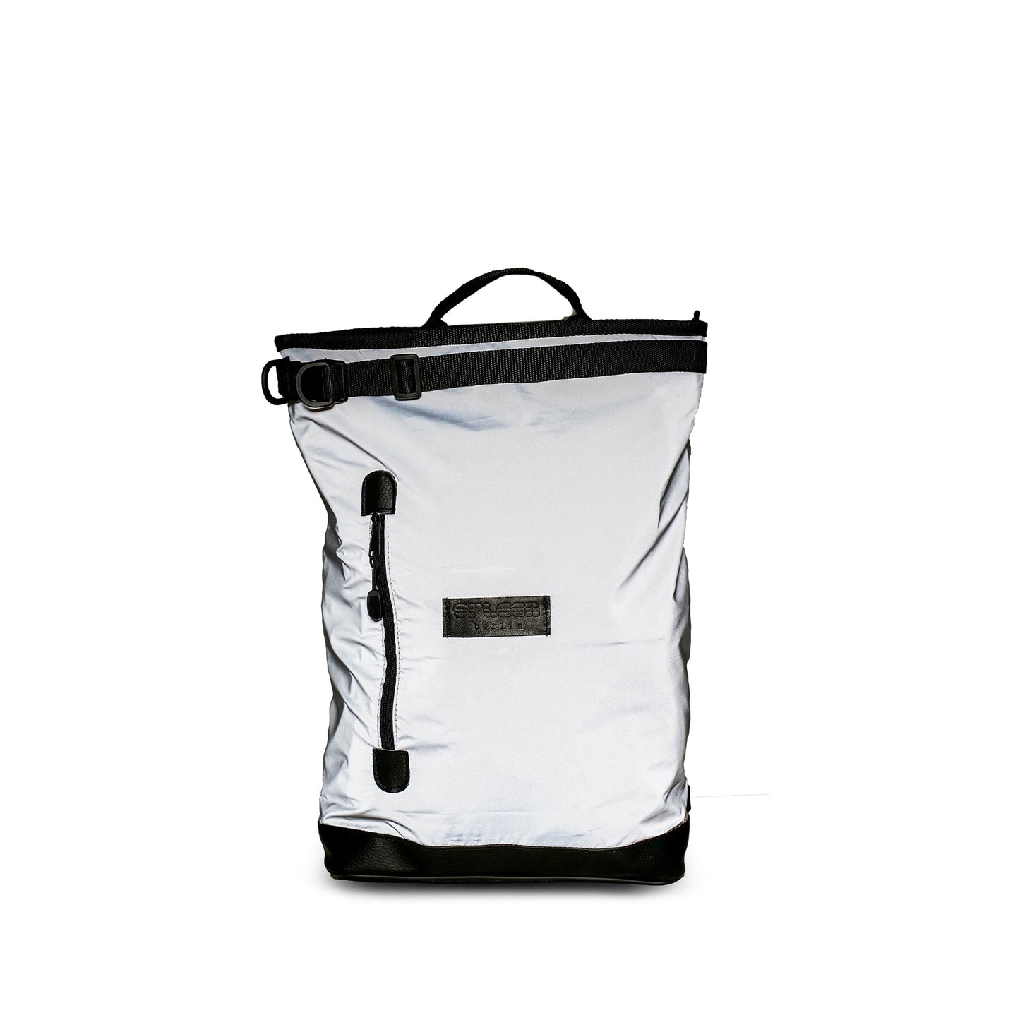 Fahrradrucksack Liz Small Glow von Spleen Berlin in reflektierendem Design – kompakt, urban und sicher bei Nacht.
Veganer, wasserabweisender Stoff – nachhaltig gefertigt in Europa von Spleen Berlin.