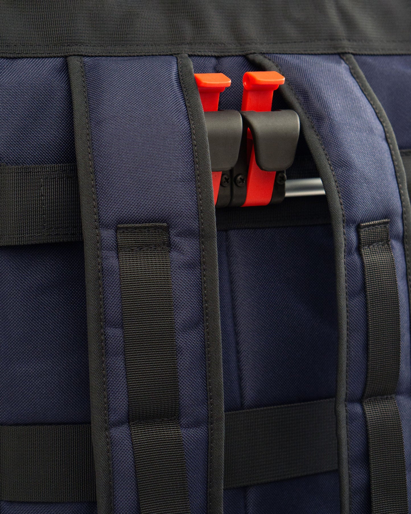 Detail der stabilen Fahrradhalterung von Liz Small Blue – passend für Gepäckträger mit 8–16 mm Durchmesser.