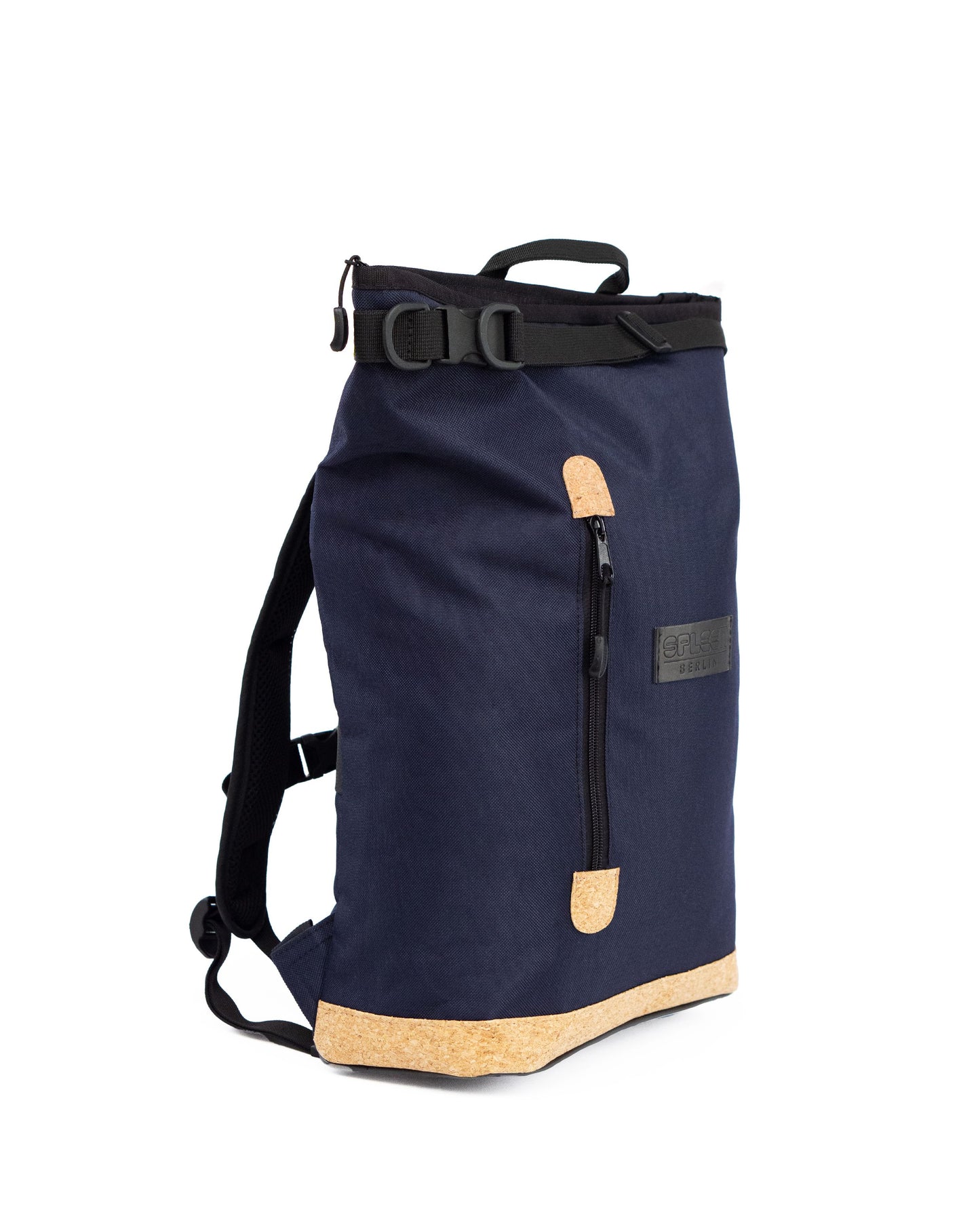 Nachhaltiger Rucksack aus Cordura – Liz Small Blue Kork für bewusste Fahrradpendler*innen. Seitenansicht mit bequem gepolsterten Trägern.