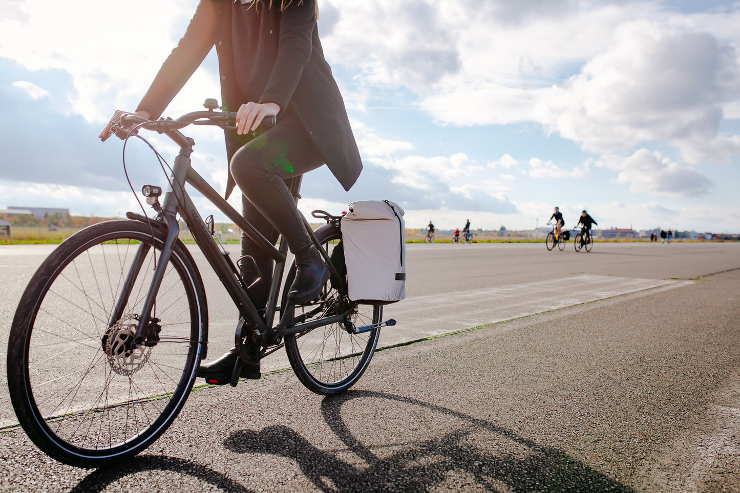 Fahrradtasche Neo Glow von Spleen Berlin mit Halterung. Einfach und sicher am Gepäckträger zu befestigen, für Pendler und Radreisende. Kompatibel mit City-Bike und E-Bike – stilvolle Lösung für urbanes Radfahren.