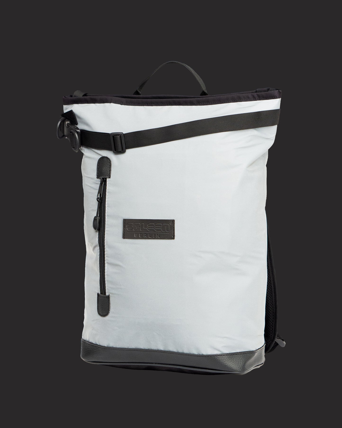 LIZ - Small Glow von Spleen Berlin reflektierender Fahrradrucksack und Fahrradtasche bei Dunkelheit ideal für Sichtbarkeit im urbanen Straßenverkehr.