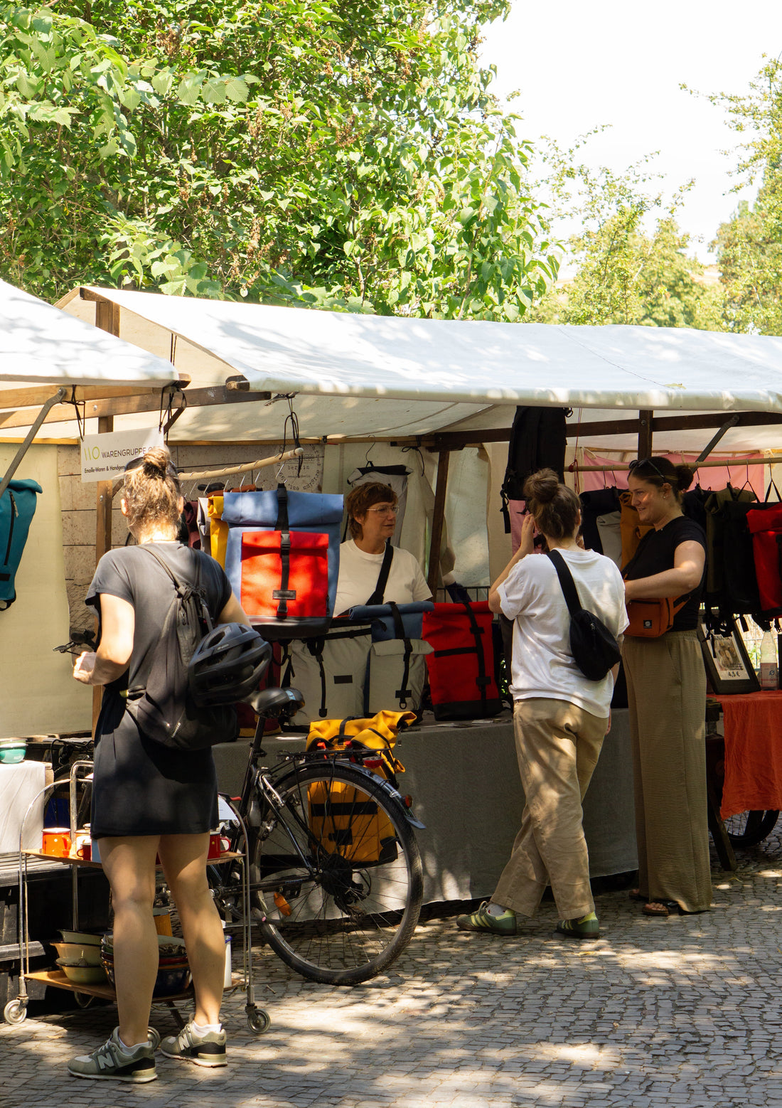 Spleen Berlin Marktstand am Boxhagener Platz mit Fahrradrucksäcken und Fahrradtaschen