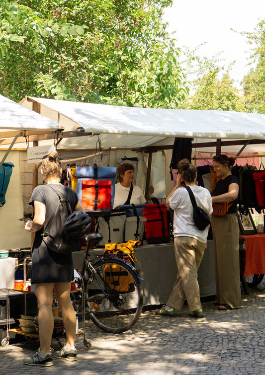 Spleen Berlin Marktstand am Boxhagener Platz mit Fahrradrucksäcken und Fahrradtaschen