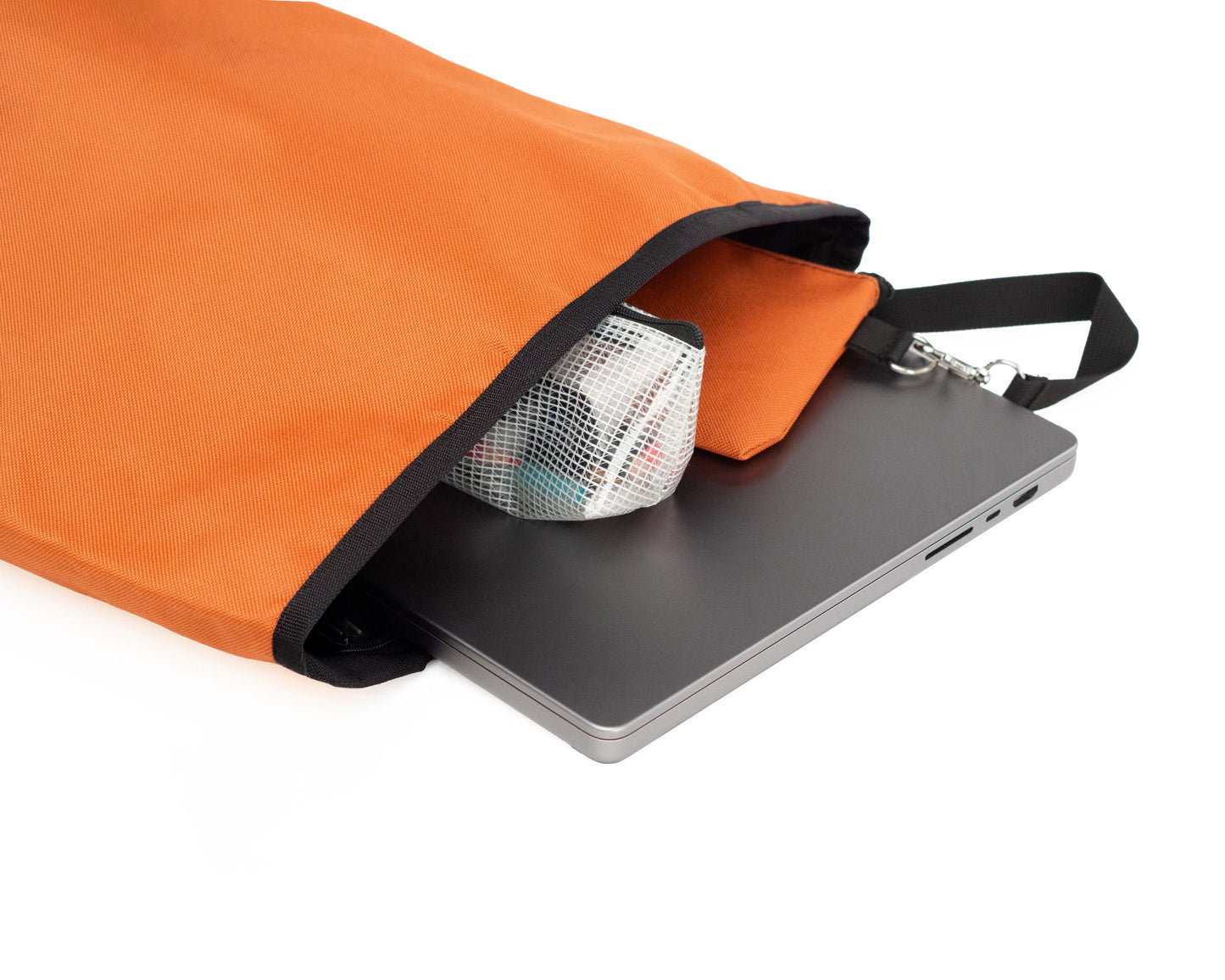 Innenansicht des Rucksacks Bob Skandinavien Orange mit Laptopfach sichtbar ist ein eingesteckter Laptop sowie viel Stauraum für Alltagsgegenstände. ©Spleen Berlin