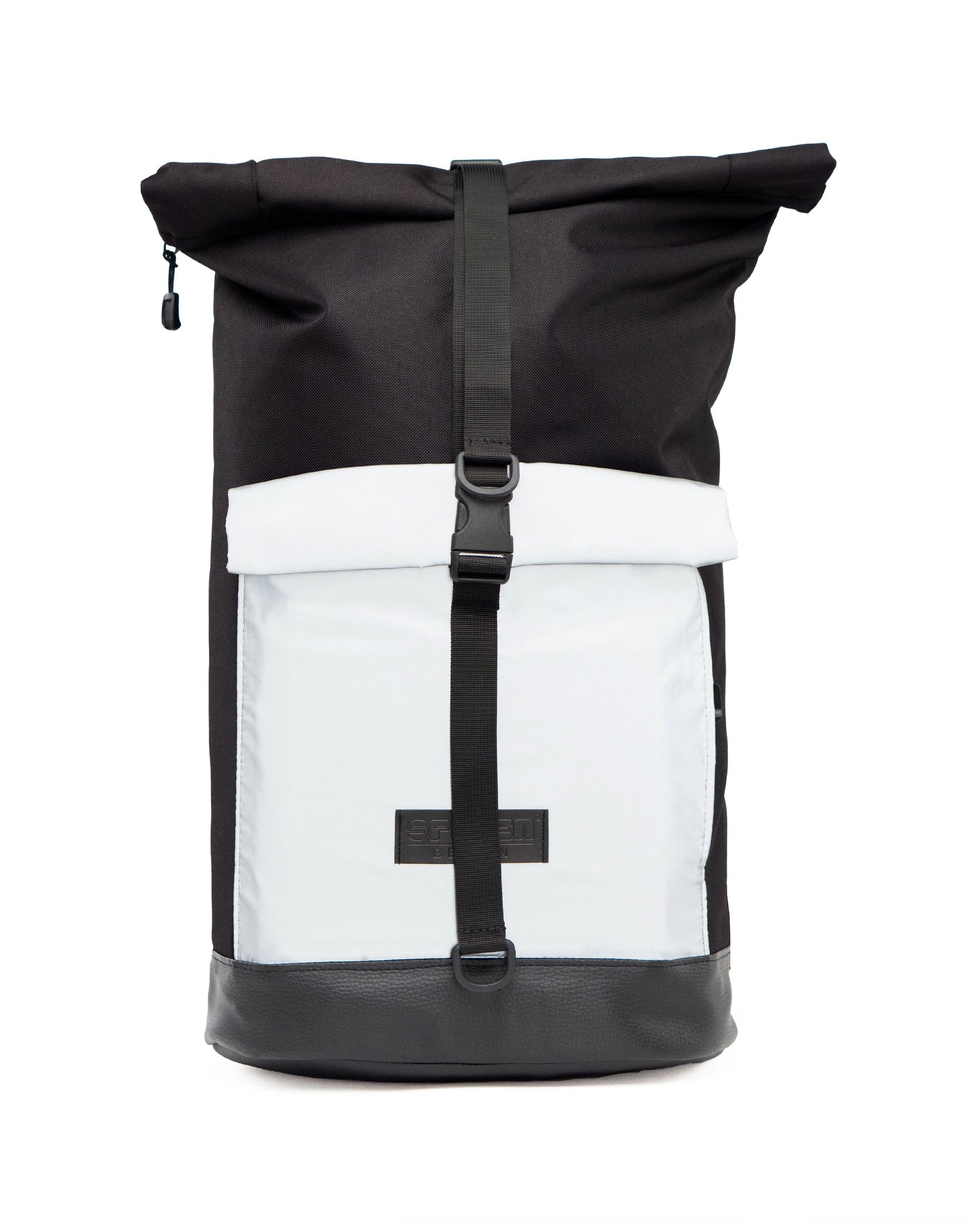 Bob Black Glow Rucksack von Spleen Berlin – schwarze wasserdichte Fahrradtasche mit reflektierenden Elementen, eingrollt, für urbane Fahrradfahrer.