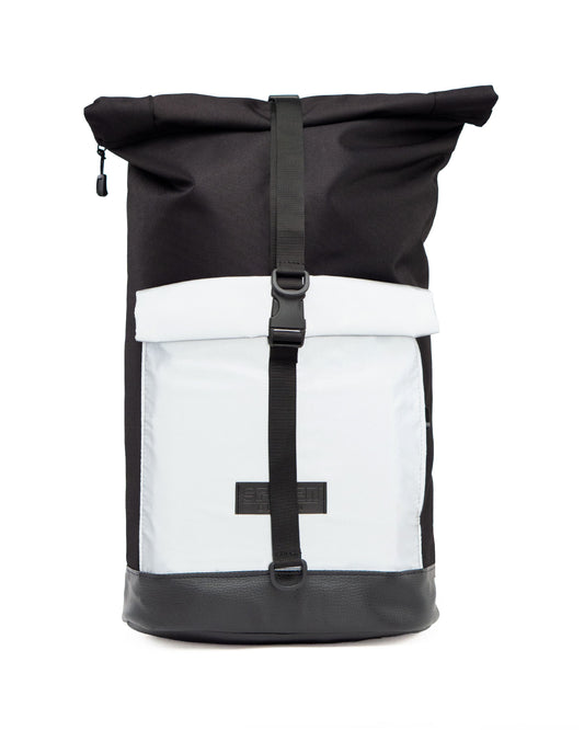 Bob Black Glow Rucksack von Spleen Berlin – schwarze wasserdichte Fahrradtasche mit reflektierenden Elementen, eingrollt, für urbane Fahrradfahrer.