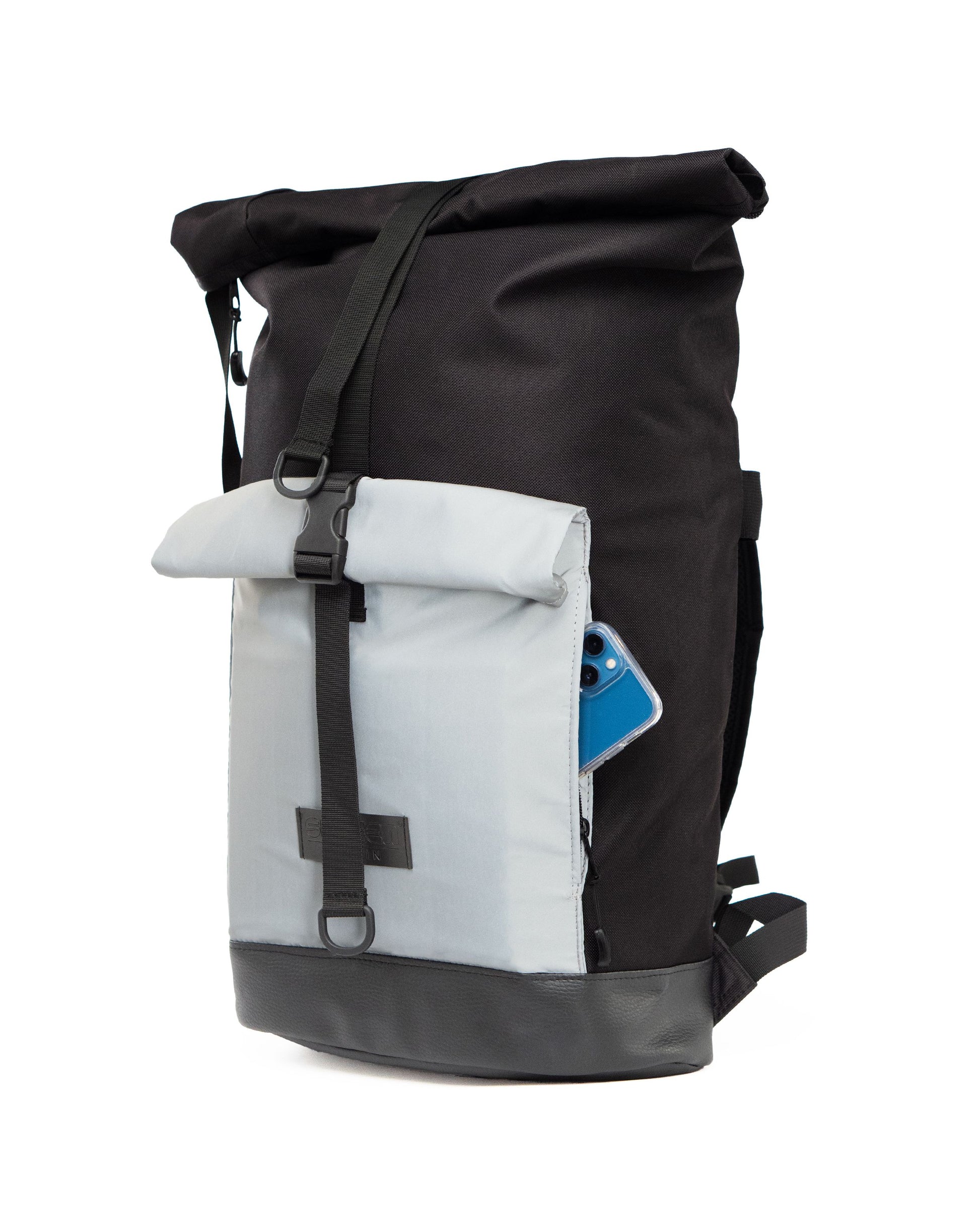 Fahrradrucksack Bob Black Glow von Spleen Berlin in Seitenansicht mit praktischer Reißverschlusstasche auf der aufgesetzten Fronttasche ideal für schnellen Zugriff auf Schlüssel, Handy der Geldbörse. ©Spleen Berlin