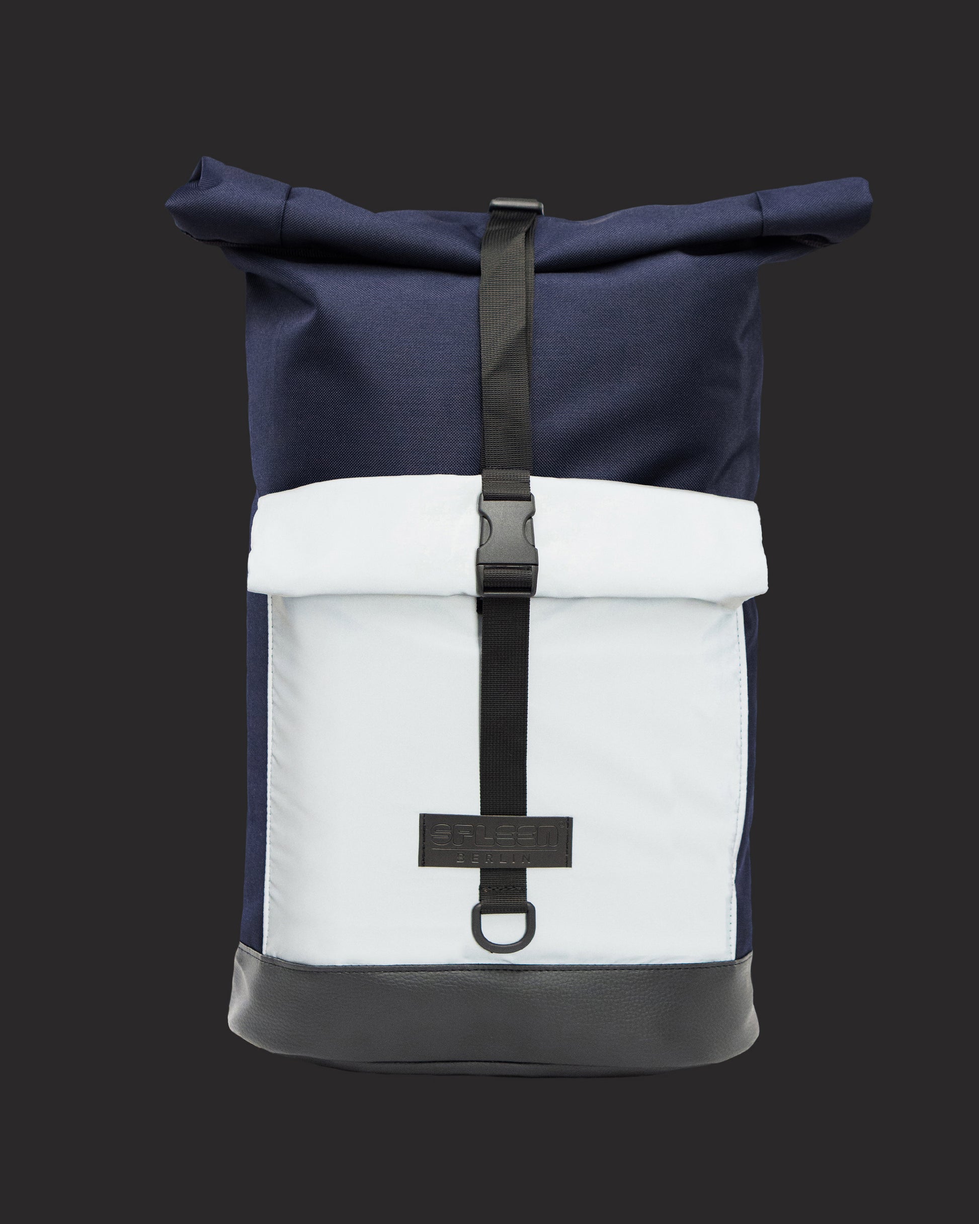 Reflektierender Rucksack Bob Blue Glow bei Nacht – mehr Sichtbarkeit für Radfahrer im Straßenverkehr.