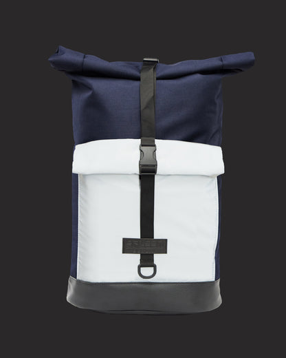 Reflektierender Rucksack Bob Blue Glow bei Nacht – mehr Sichtbarkeit für Radfahrer im Straßenverkehr.