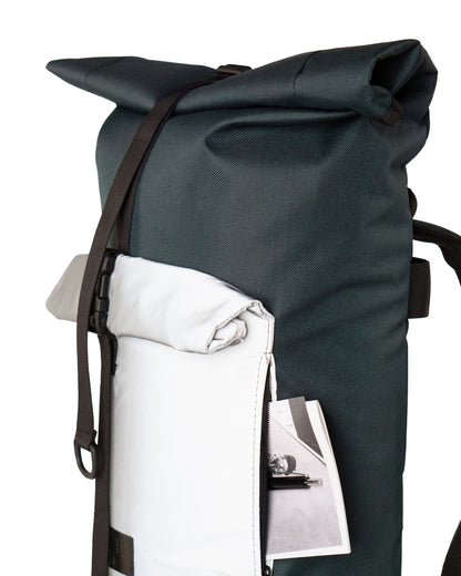 Detail des reflektierenden Cordura-Stoffs in Grün – wasserabweisend, vegan und robust