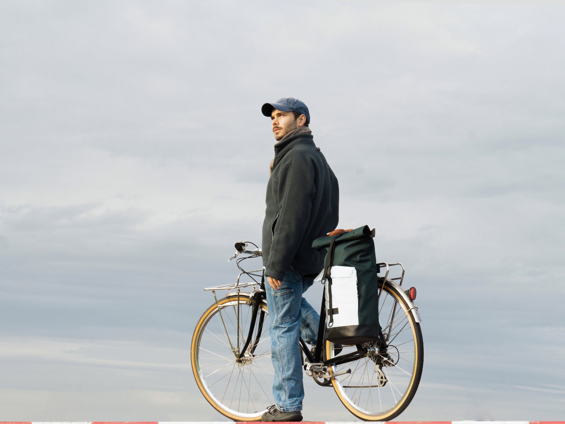 Bob Green Glow für bessere Sichtbarkeit im Strassenverkehr, befestigt am Fahrrad – 2-in-1 Rucksack und Fahrradtasche mit Halterung für 8–16 mm Gepäckträge. 
© Spleen Berlin