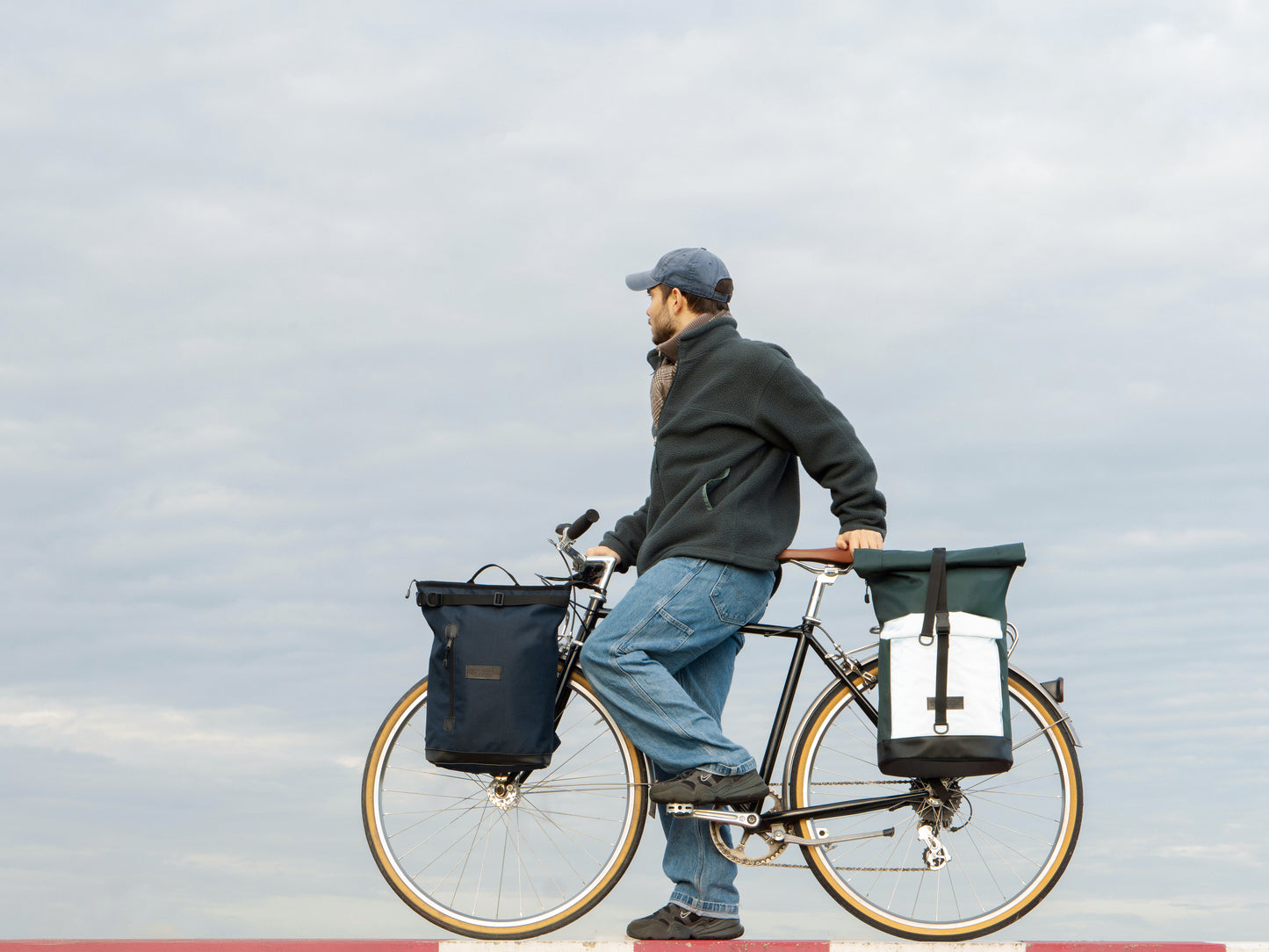 Bob Green Glow für bessere Sichtbarkeit im Strassenverkehr, befestigt am Fahrrad – 2-in-1 Rucksack und Fahrradtasche mit Halterung für 8–16 mm Gepäckträge. 
© Spleen Berlin
