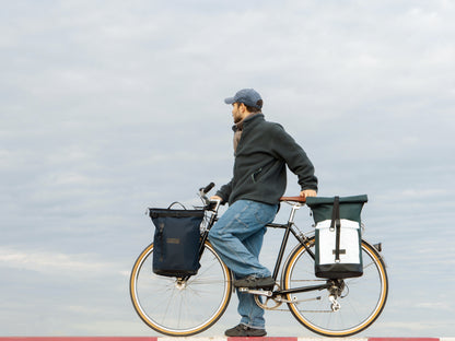 Bob Green Glow für bessere Sichtbarkeit im Strassenverkehr, befestigt am Fahrrad – 2-in-1 Rucksack und Fahrradtasche mit Halterung für 8–16 mm Gepäckträge. 
© Spleen Berlin