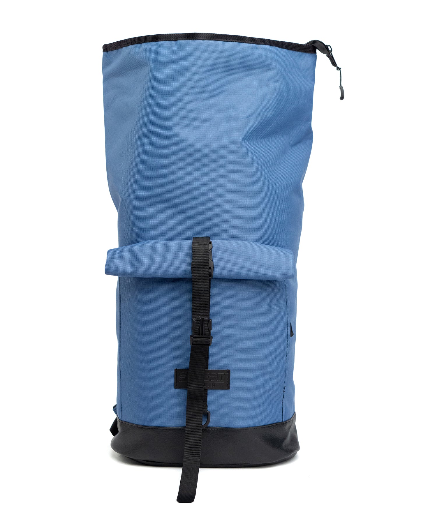 Bob - Ice Blue in Frontansicht großer 30L Rucksack und Fahrradrucksack in einem. Mit Rolltop-Verschluss, viel Stauraum und urbanem Design. Von Spleen Berlin.
©Spleen Berlin