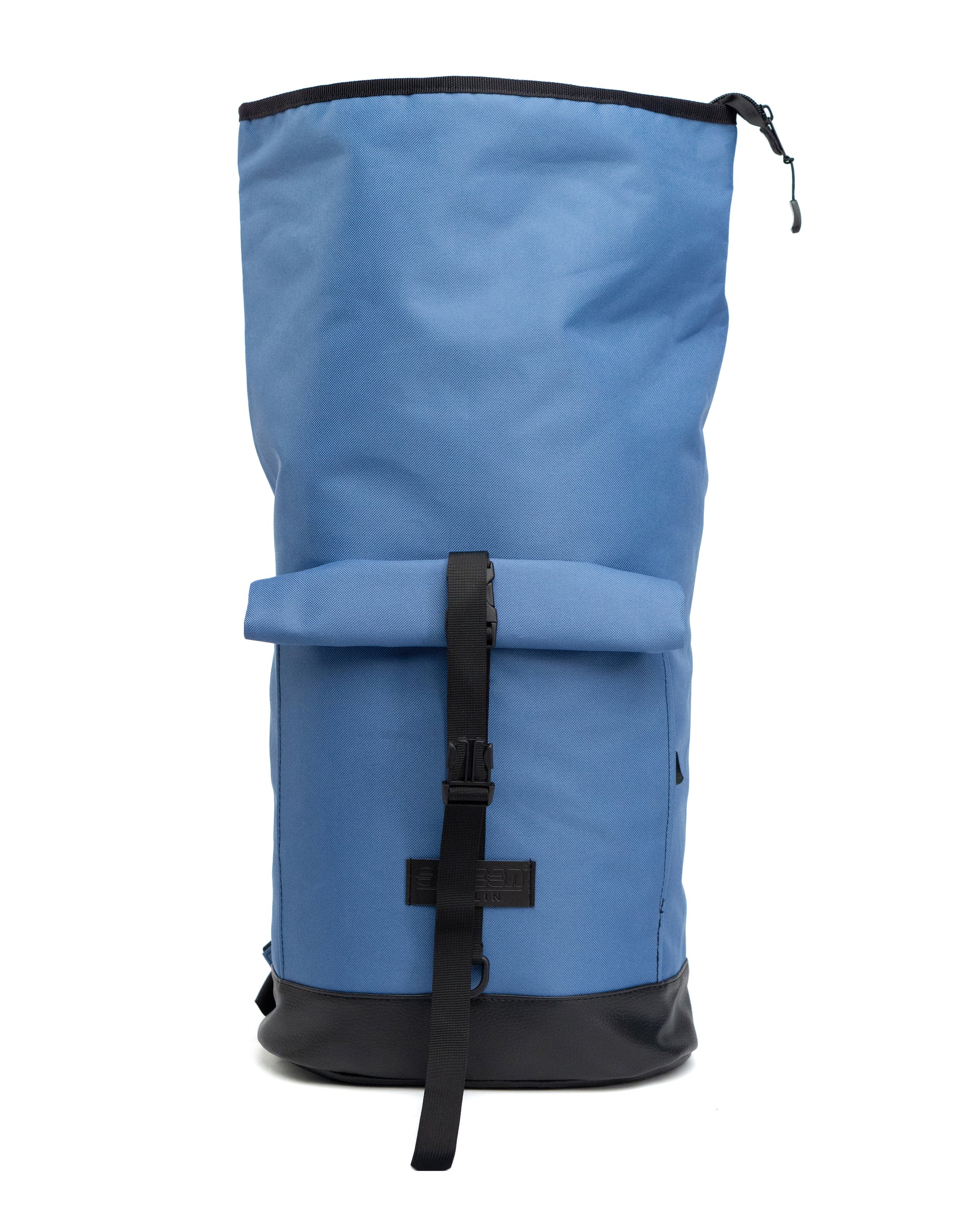 Bob - Ice Blue in Frontansicht großer 30L Rucksack und Fahrradrucksack in einem. Mit Rolltop-Verschluss, viel Stauraum und urbanem Design. Von Spleen Berlin.
©Spleen Berlin