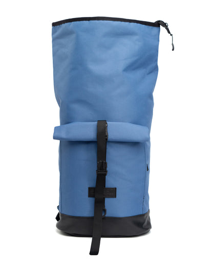 Bob - Ice Blue in Frontansicht großer 30L Rucksack und Fahrradrucksack in einem. Mit Rolltop-Verschluss, viel Stauraum und urbanem Design. Von Spleen Berlin.
©Spleen Berlin