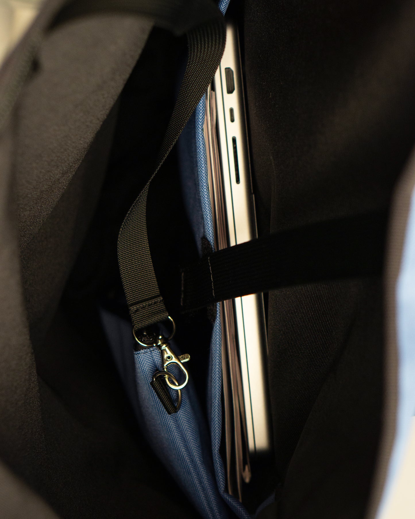 Bob - Ice Blue geöffnete Innenansicht zeigt gepolstertes 15" Laptopfach und separates kleines Täschchen für Zubehör, vielseitiger Rucksack und Fahrradtasche in einem, urbanes Design von Spleen Berlin, ideal für Alltag und Pendeln. ©Spleen Berlin