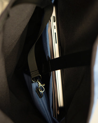 Bob - Ice Blue geöffnete Innenansicht zeigt gepolstertes 15" Laptopfach und separates kleines Täschchen für Zubehör, vielseitiger Rucksack und Fahrradtasche in einem, urbanes Design von Spleen Berlin, ideal für Alltag und Pendeln. ©Spleen Berlin