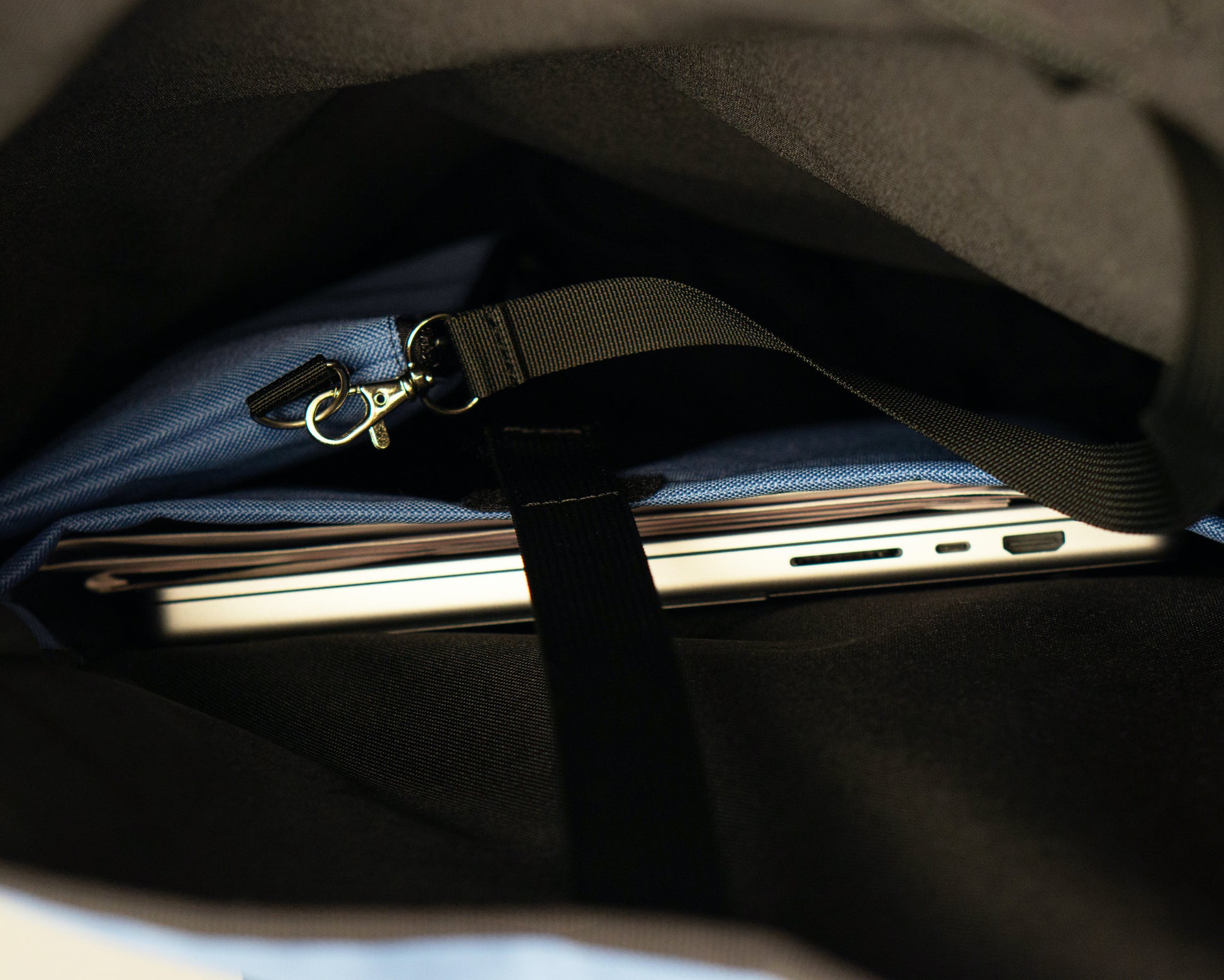 Innenansicht des Rucksacks Bob Ice Blue – gepolstertes 15-Zoll-Laptopfach und praktischer Karabiner. 2-in-1 Fahrradtasche mit Gepäckträgerhalterung, vegan und nachhaltig.“