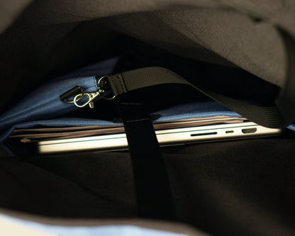 Innenansicht des Rucksacks Bob Ice Blue – gepolstertes 15-Zoll-Laptopfach und praktischer Karabiner. 2-in-1 Fahrradtasche mit Gepäckträgerhalterung, vegan und nachhaltig.“