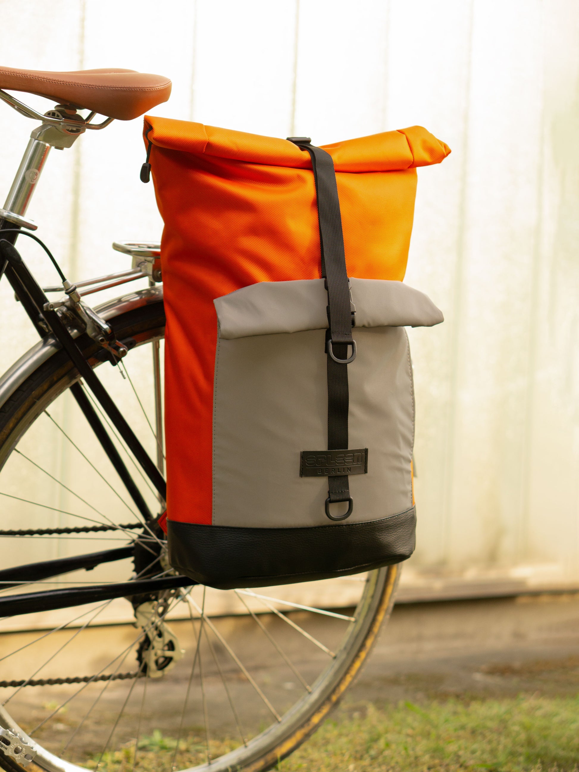 Fahrradrucksack Bob Orange Glow von Spleen Berlin am Fahrrad befestigt. 
© Spleen Berlin