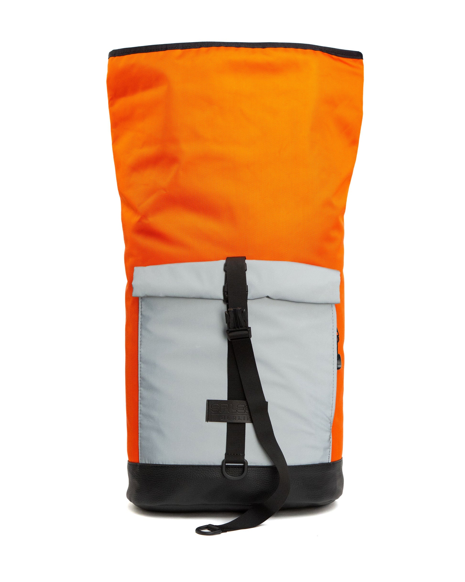  Rucksack Bob Orange Glow von Spleen Berlin hoch ausgerollt zeigt das volle Volumen von 30l. © Spleen Berlin