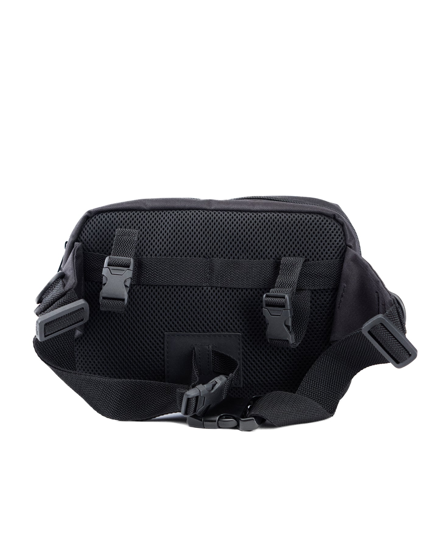 Rückansicht der schwarzen Crossbody-Tasche von Spleen Berlin mit gepolsterter Rückseite, Lenkerbefestigung und sichtbarem Reißverschluss; vegane 3,5-Liter-Umhängetasche im urbanen Stil, auch als Lenkertasche fürs Fahrrad geeignet. @Spleen Berlin