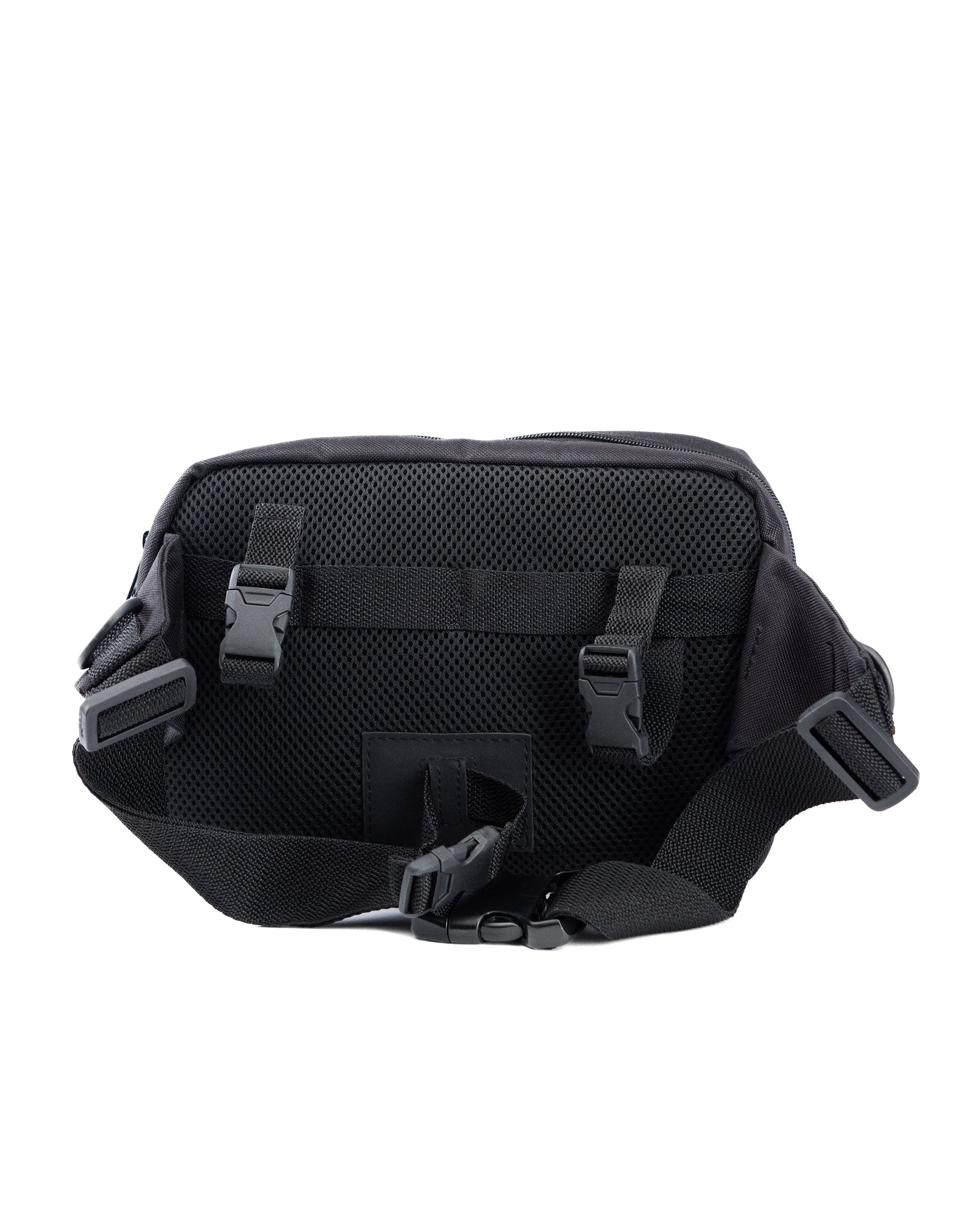 Rückansicht der schwarzen Crossbody-Tasche von Spleen Berlin mit gepolsterter Rückseite, Lenkerbefestigung und sichtbarem Reißverschluss; vegane 3,5-Liter-Umhängetasche im urbanen Stil, auch als Lenkertasche fürs Fahrrad geeignet. @Spleen Berlin