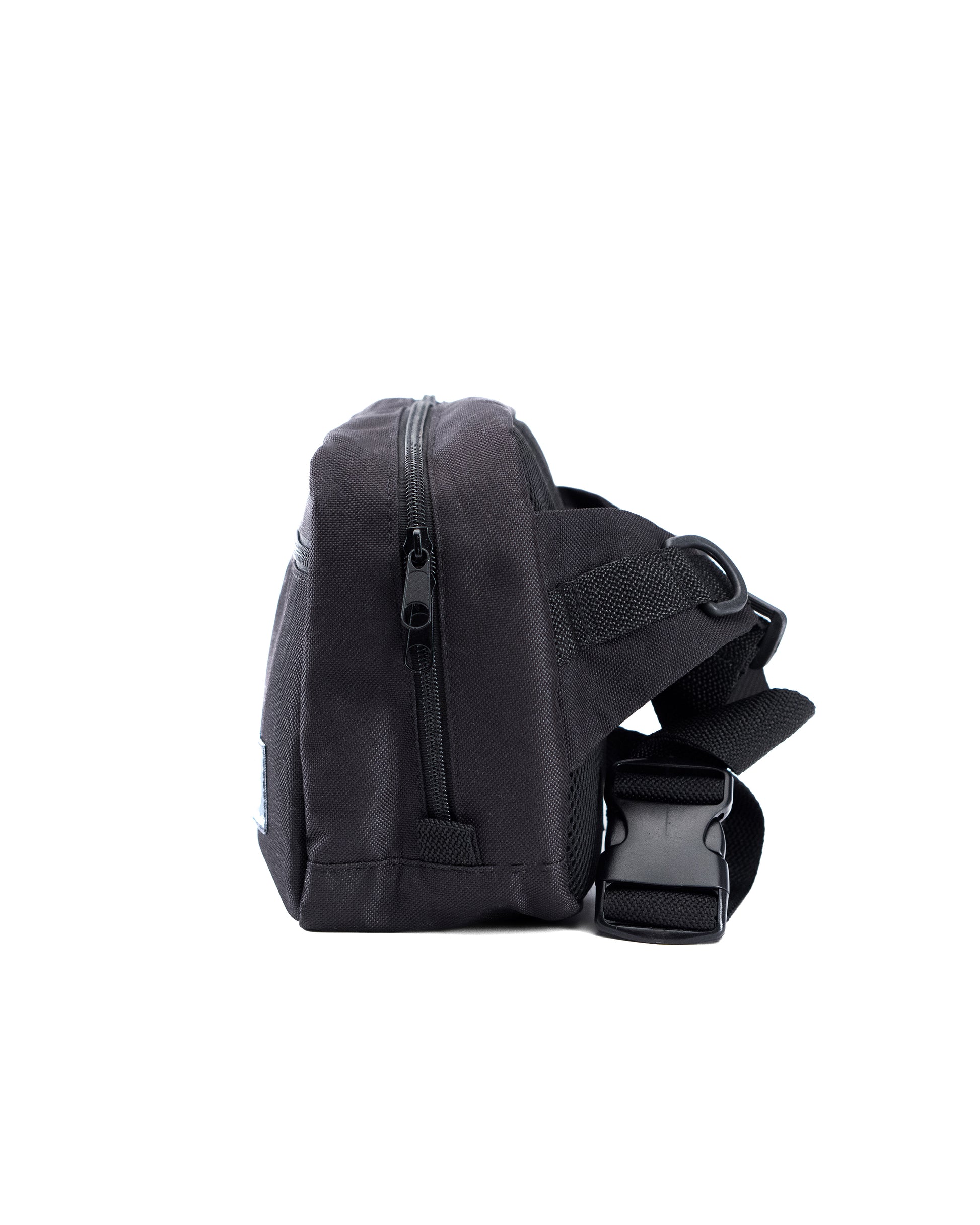 Seitenansicht der schwarzen Crossbody-Tasche von Spleen Berlin mit sichtbarem Reißverschluss; vegane 3,5-Liter-Umhängetasche im urbanen Stil, auch als Lenkertasche fürs Fahrrad geeignet.
@Spleen Berlin