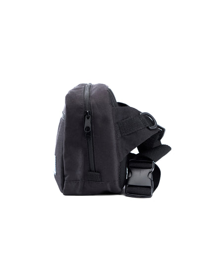 Seitenansicht der schwarzen Crossbody-Tasche von Spleen Berlin mit sichtbarem Reißverschluss; vegane 3,5-Liter-Umhängetasche im urbanen Stil, auch als Lenkertasche fürs Fahrrad geeignet.
@Spleen Berlin