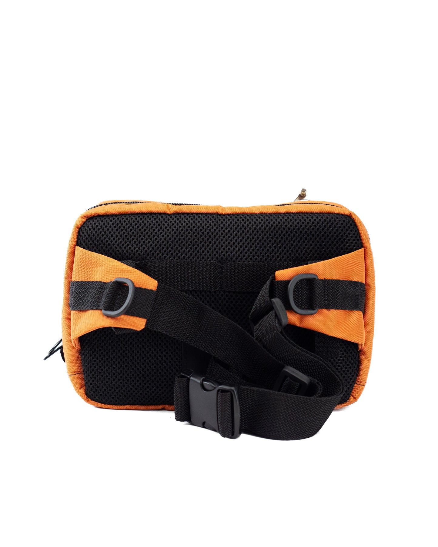Rückansicht der orangefarbenen Crossbody-Bag „Skandinavian Orange“ von Spleen Berlin mit Steckverschluss und Zipper; vegane 3,5-Liter-Umhängetasche im urbanen Stil, auch als Lenkertasche fürs Fahrrad geeignet. @Spleen Berlin