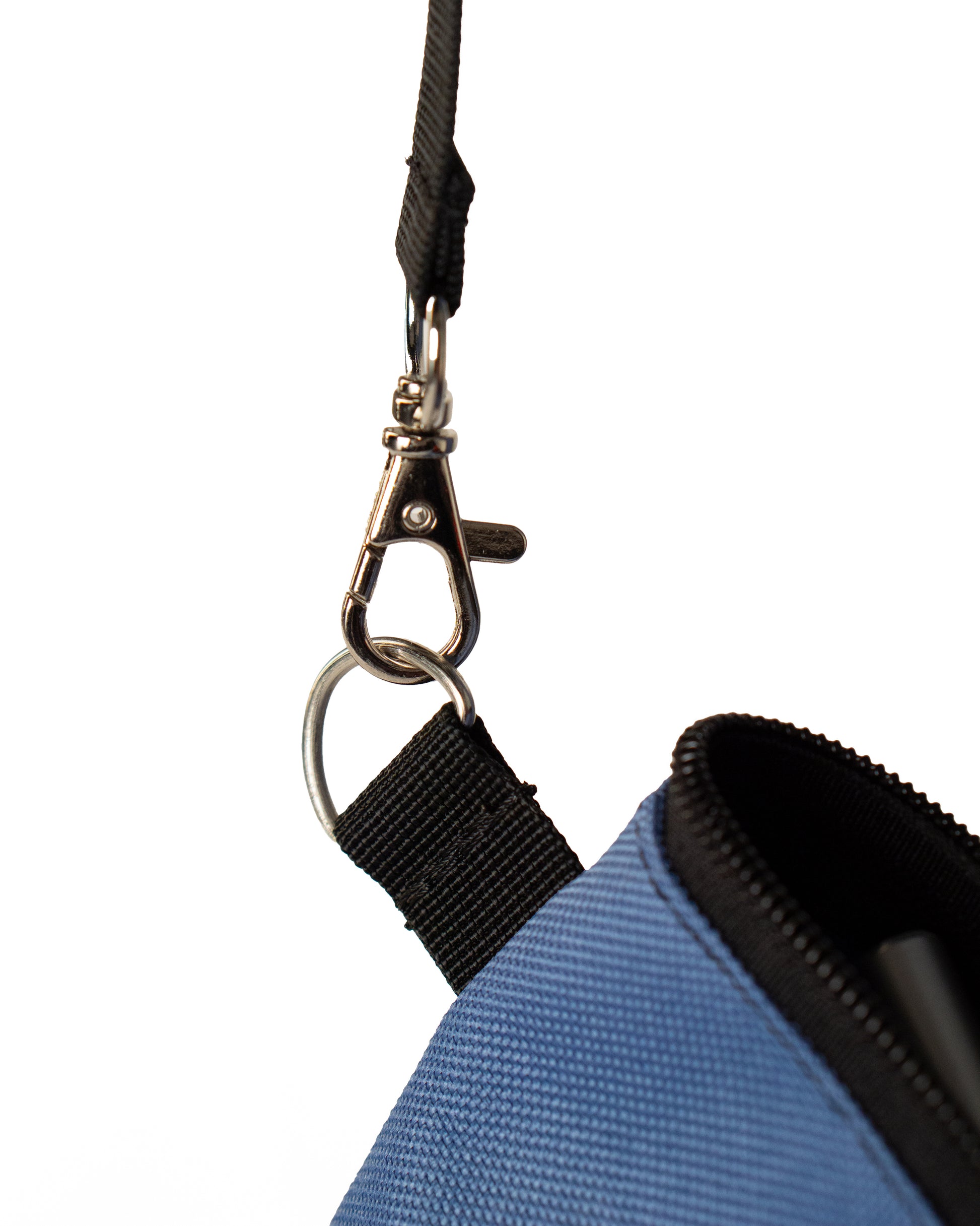 Nahaufnahme des Karabiners am Bob Ice Blue Organizer von Spleen Berlin, zeigt die hochwertige, robuste Metallbefestigung zur sicheren Anbringung an Fahrradrucksack und Fahrradtasche. 
Funktionalität und Design perfekt kombiniert für den urbanen
Alltag. ©Spleen Berlin