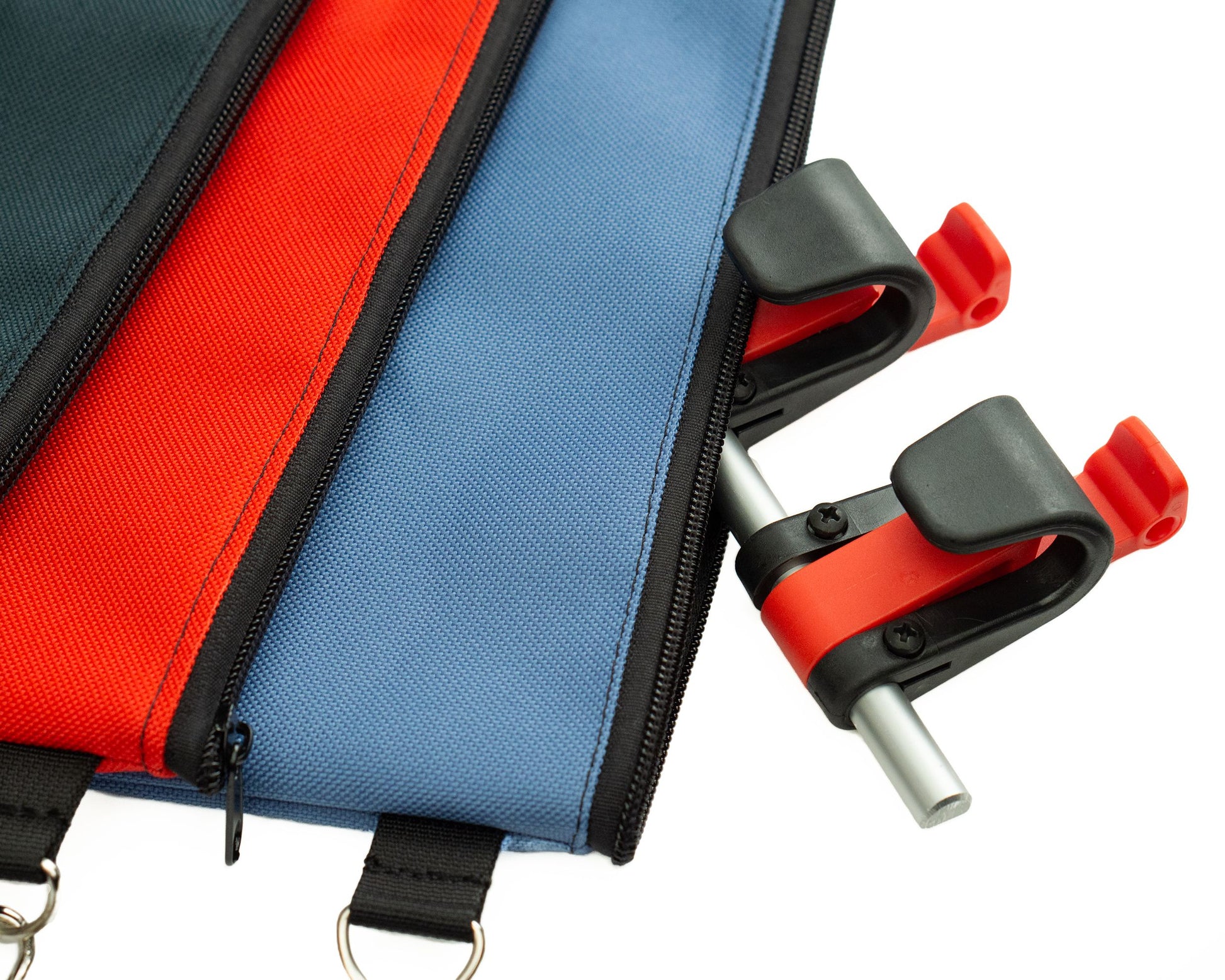 Organizer-Tasche in verschiedenen Farben mit eingesteckter Fahrradhalterung kompakt, vielseitig und ideal zur Aufbewahrung von Zubehör, passend zu den Rucksäcken von Spleen Berlin.
©Spleen Berlin