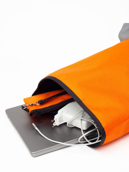 Rucksack und Fahrradrucksack in einem von Spleen Berlin liegend mit Laptop. 
© Spleen Berlin