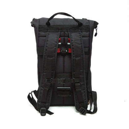 Rucksack-Funktion der Fahrradtasche  – bequem tragbar, optimal für Uni und Büro Spleen Berlin Liz Black – nachhaltige 2-in-1 Fahrradtasche und Rucksack mit elegantem, minimalistischen Look.