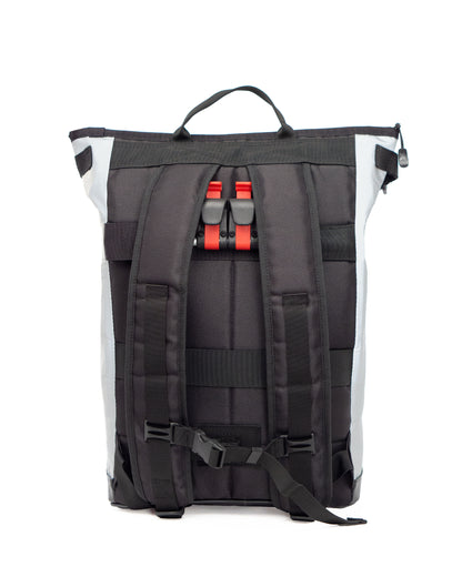 LIZ - Small Glow von Spleen Berlin reflektierender Fahrradrucksack & Fahrradtasche mit gepolsterten Trägern, Rückenansicht und integrierter Fahrradhalterung. ©Spleen Berlin