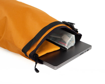 Liz - Curry mit 27L Volumen ein kleines Raumwunder. 15" Laptopfach perfekt für die Uni. © Spleen Berlin