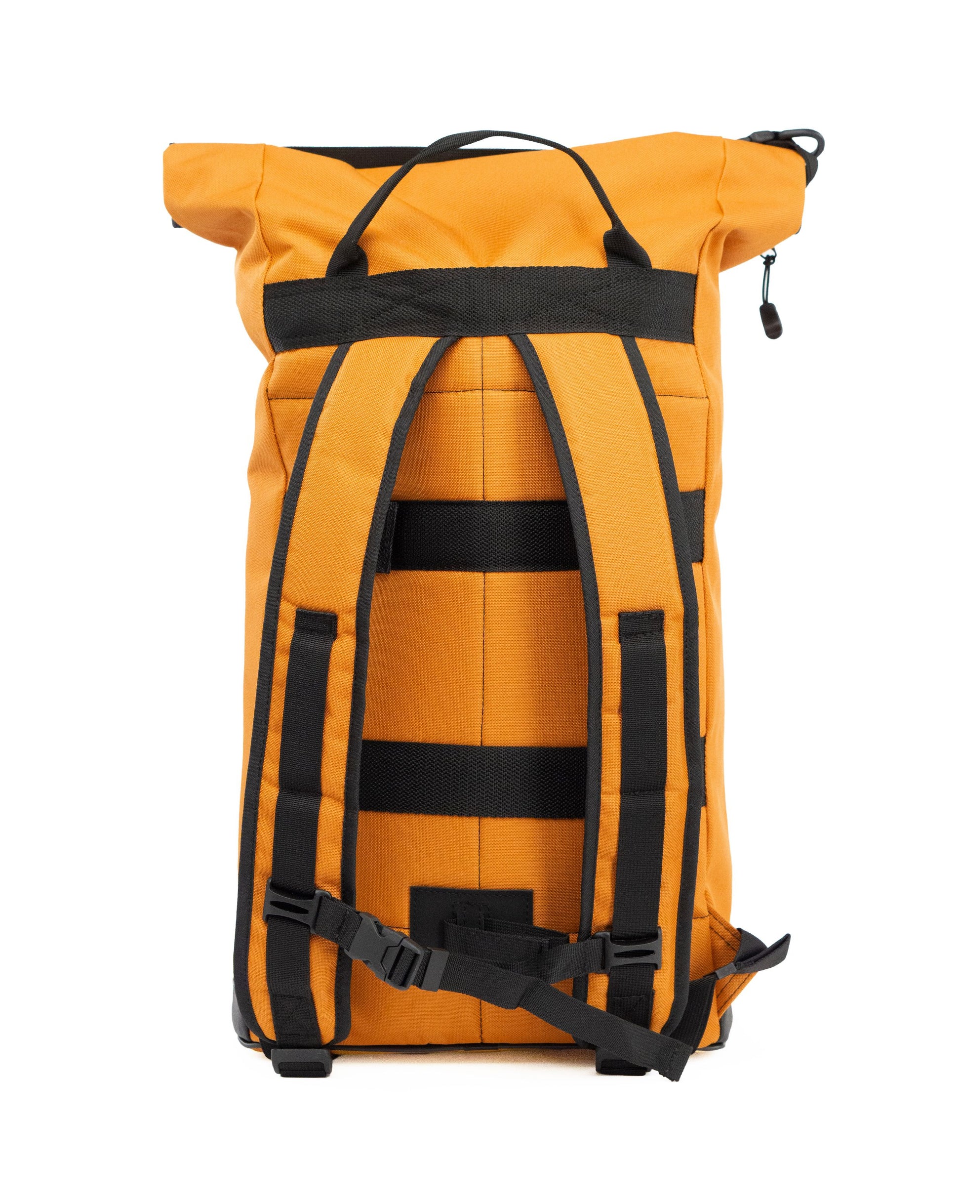 Rucksack Liz Curry mit ohne Fahrradhalterung. Mit den gepolsterten Trägern und dem praktischem Kofferband zum befestigen am Koffergriff genau der richtige Rucksack für einen 
 ©Spleen Berlin. 