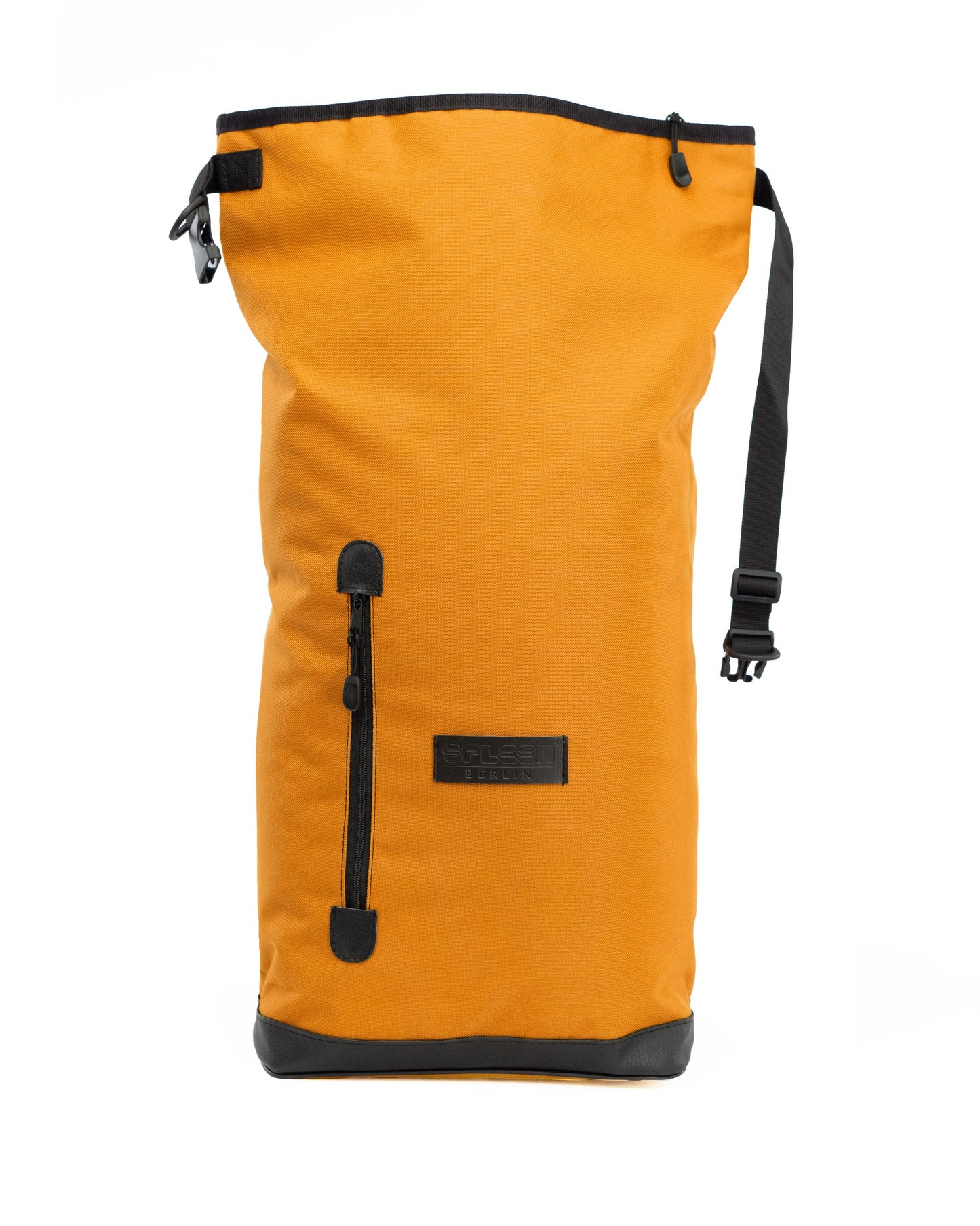 Frontansicht von dem Rucksack Liz - Curry Rucksack und Fahrradtasche aus recycelbarem Cordura von Spleen Berlin mit offenem oberem Verschlussband und Fronttasche. 
© Spleen Berlin