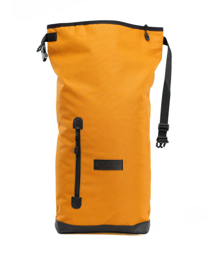 Frontansicht von dem Rucksack Liz - Curry Rucksack und Fahrradtasche aus recycelbarem Cordura von Spleen Berlin mit offenem oberem Verschlussband und Fronttasche. 
© Spleen Berlin