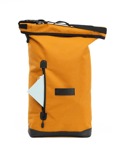 Senfgelber Rucksack und Fahrradtasche 2 in 1 zeigt die Fronttasche