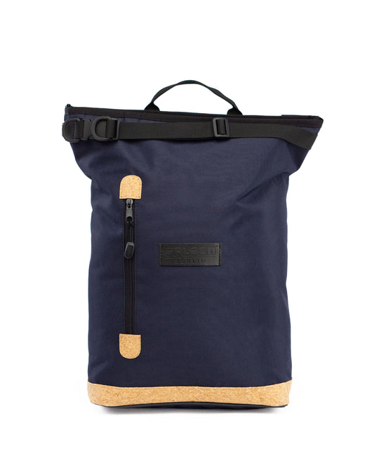 Handgemachter, veganer Slow Fashion Rucksack Liz Small Blue von Spleen Berlin – hergestellt in Europa in Frontansicht in dunkelblau mit Kork Applikationen 