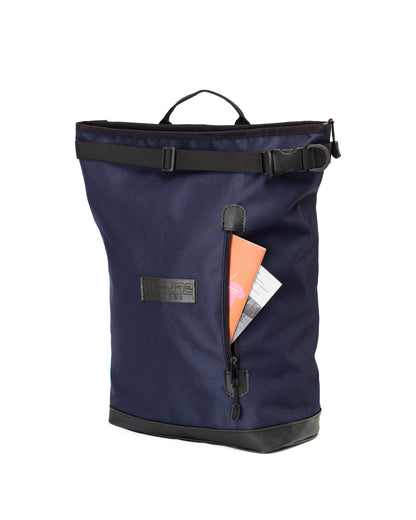 Wasserabweisender Fahrradrucksack unisex – Liz Small Blue von Spleen Berlin. Mit vorderer Reissverschlusstasche für Handy und andere Kleinigkeiten. 
© Spleen Berlin
