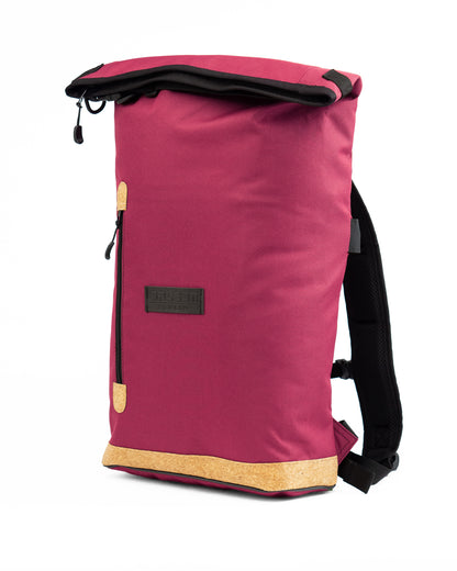 Veganer Rucksack Liz Bordeaux Kork Seitenansicht – gefertigt in Europa aus Kork und recycelten Materialien, 27L Volumen. © Spleen Berlin