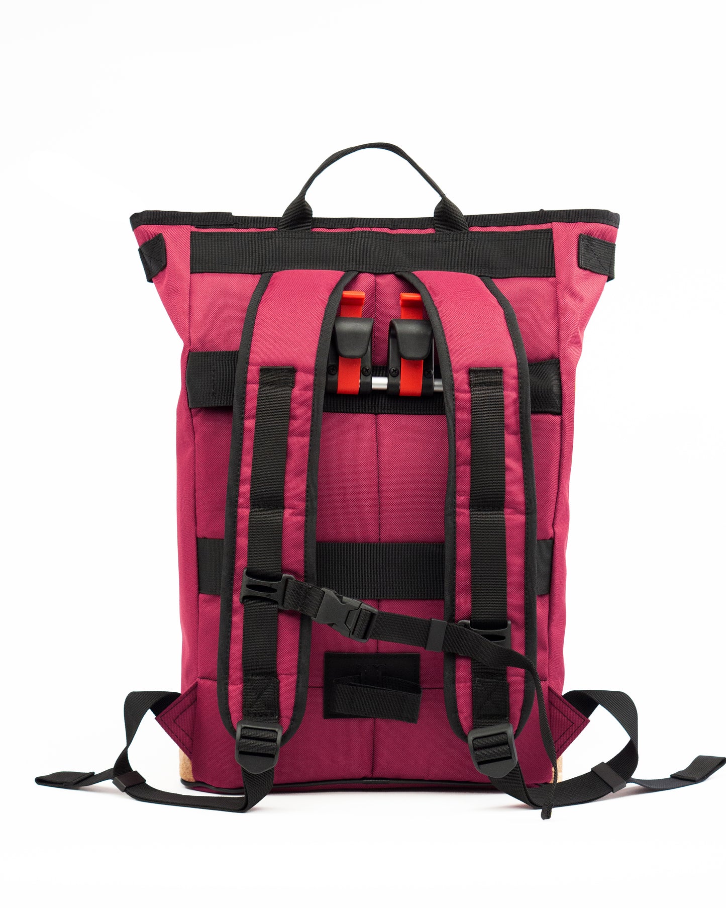 Liz Small Bordeaux Rucksack und Fahrradtasche von Spleen Berlin mit Fahrradhalterung – sicherer Halt am Gepäckträger, passend für 8-16 mm Schienen.