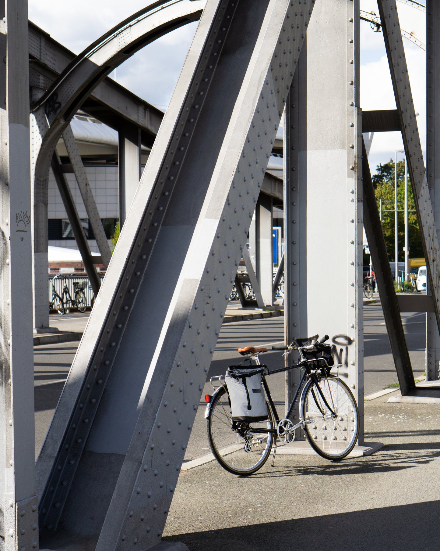 LIZ - Small Glow von Spleen Berlin als Fahrradtasche am Gepäckträger befestigt, mit reflektierender Sichtbarkeit, nutzbar als Rucksack & Fahrradtasche. ©Spleen Berlin